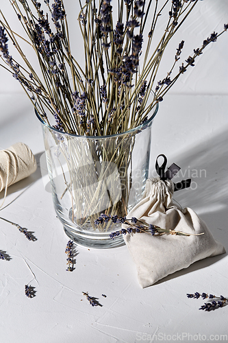 Image of sachet bag, rope and lavender flowers in vase