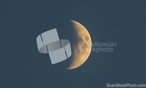 Image of Crescent moon in dark background