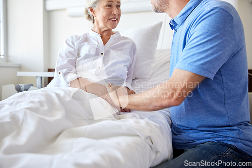 Image of senior couple meeting at hospital ward