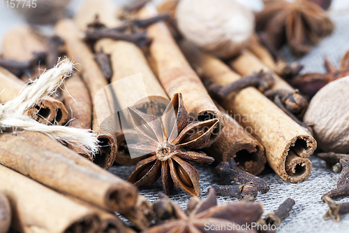 Image of cinnamon and anise with nutmeg