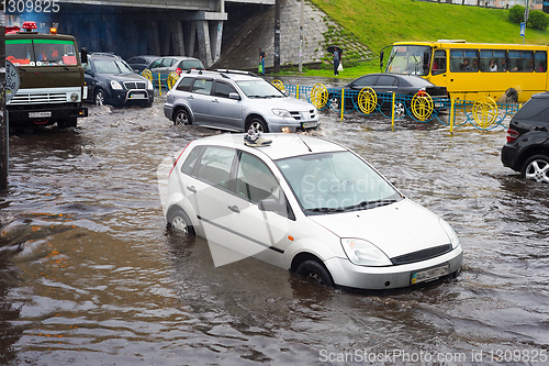 Image of Traffic on flooded city road