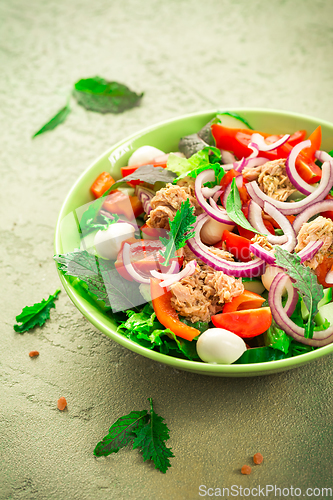 Image of Tuna salad with mozzarella, onions and Japanese mustard greens