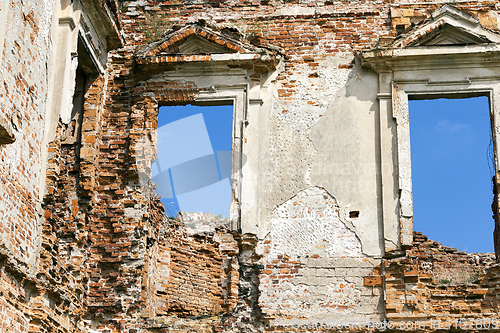 Image of the ruins of an ancient castle