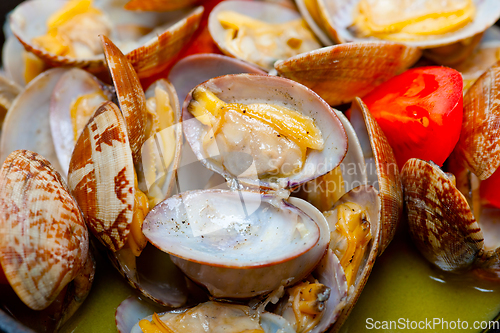 Image of fresh clams on an iron skillet