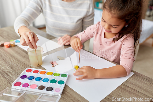 Image of mother with little daughter drawing at home