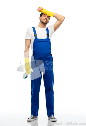 Image of male cleaner cleaning with sponge and detergent