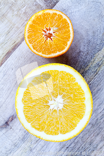 Image of cut half orange and mandarin