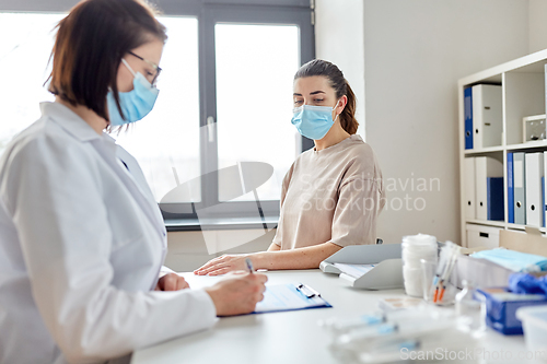 Image of doctor with clipboard and patient at hospital