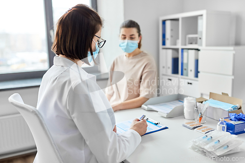 Image of doctor with clipboard and patient at hospital