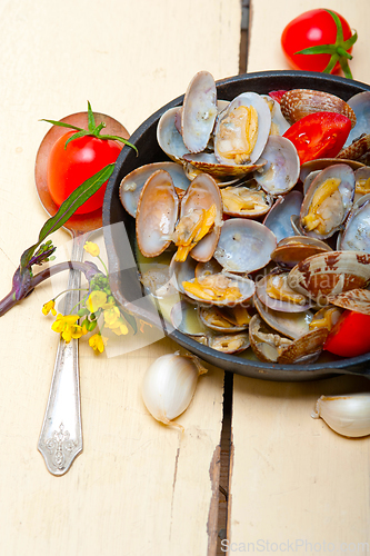 Image of fresh clams on an iron skillet