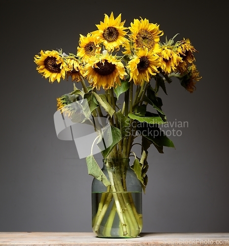 Image of a bouquet of sunflowers in a glass jar 