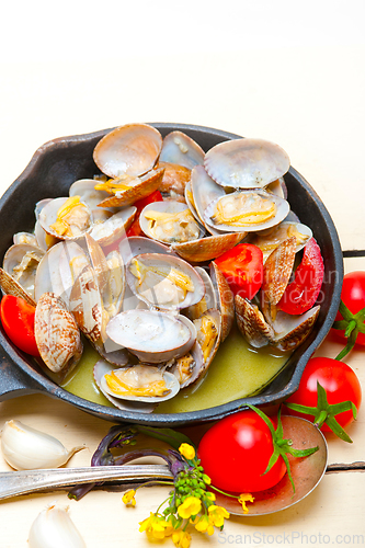 Image of fresh clams on an iron skillet