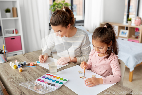 Image of mother with little daughter drawing at home