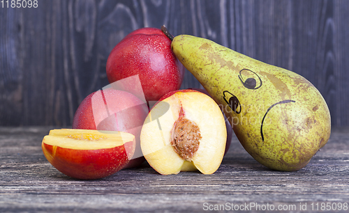 Image of nectarines and pear