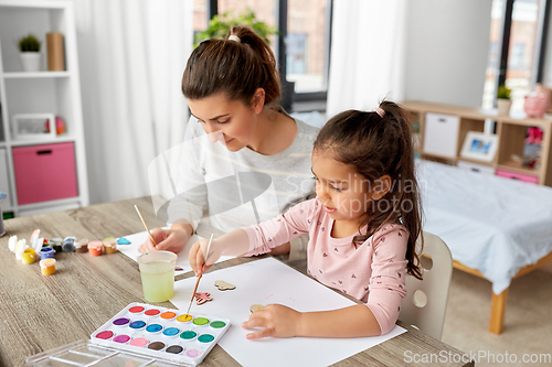 Image of mother with little daughter drawing at home