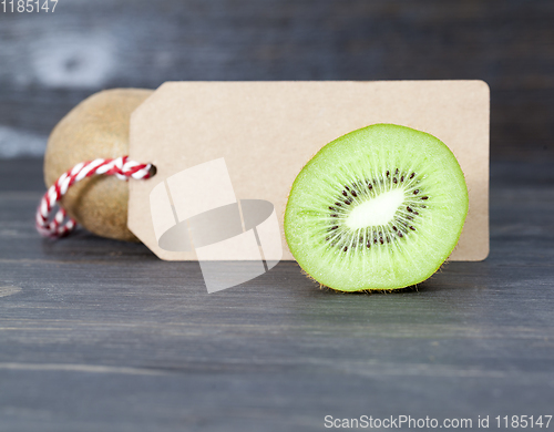 Image of green heart and halves of kiwi