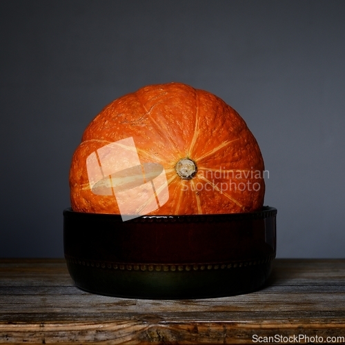 Image of orange Hokkaido pumpkin in a ceramic bowl