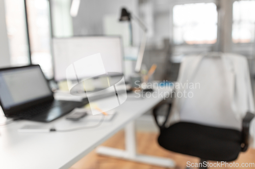 Image of blurry background of office room