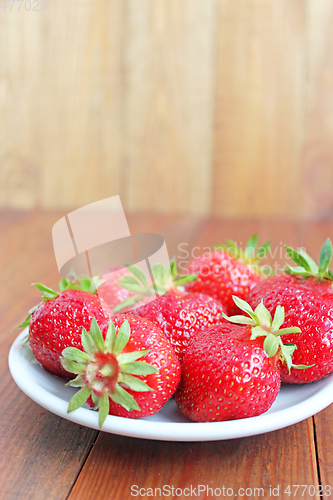 Image of ripe red strawberries on the plate