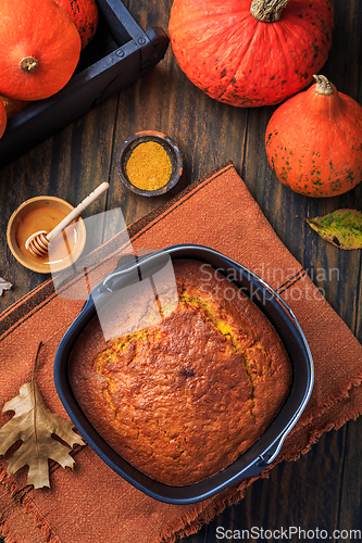 Image of Cooking and baking in airfryer - homemade pumpkin apple cake