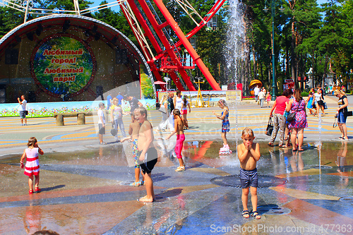 Image of children rescued from the heat by bathing in fountains