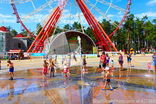 Image of children rescued from the heat by bathing in fountains