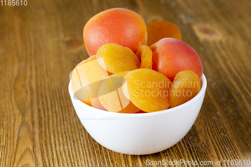 Image of apricots and dried apricots