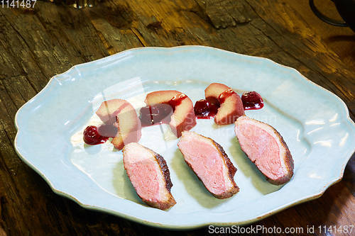 Image of peking duck as served in a restaurant