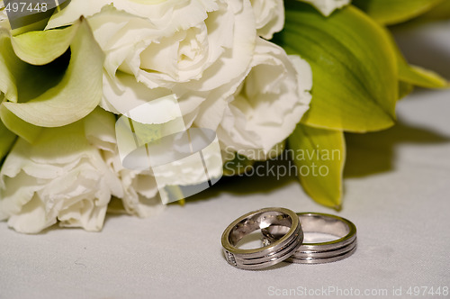 Image of Wedding bands with white roses