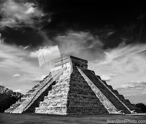 Image of Mayan pyramid in Chichen-Itza, Mexico