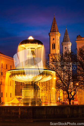 Image of Fountain in the Geschwister-Scholl-Platz and St. Ludwig's Church