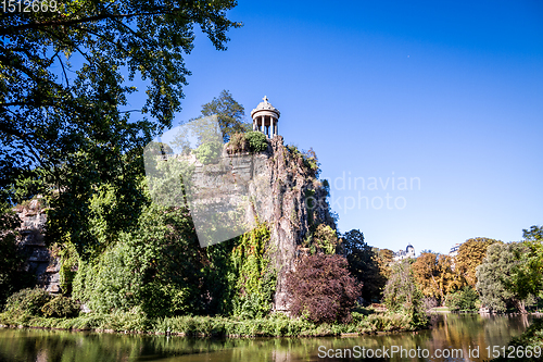 Image of Sibyl temple and lake in Buttes-Chaumont Park, Paris