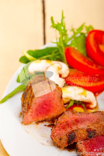 Image of beef filet mignon grilled with vegetables