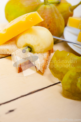 Image of fresh pears and cheese