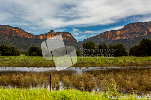 Image of Views of the rugged cliffs from the Capertee Valley