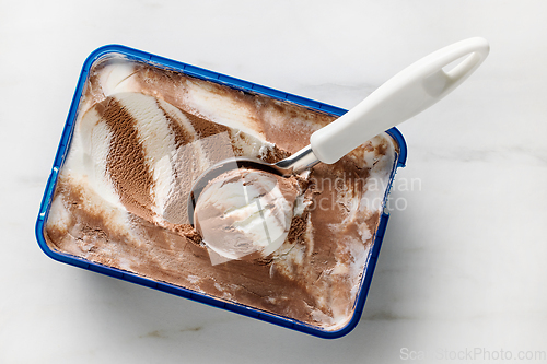 Image of vanilla and chocolate ice cream ball, top view
