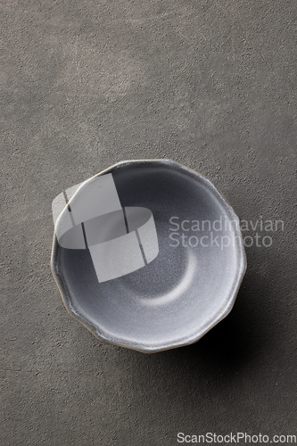 Image of empty grey bowl