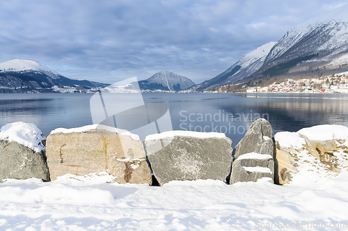 Image of winter atmosphere at the coast