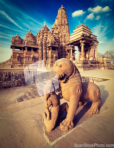 Image of King and lion statue, Kandariya Mahadev temple