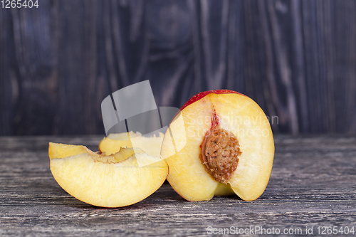 Image of ripe peaches