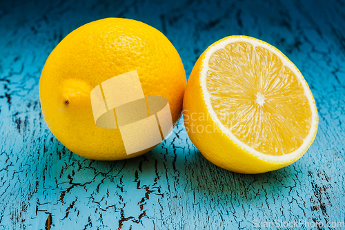 Image of Lemon and cut half slice