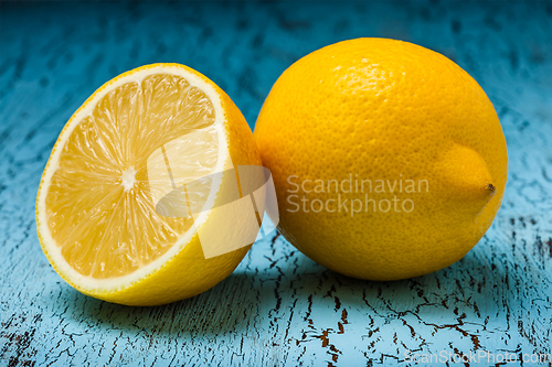 Image of Lemon and cut half slice