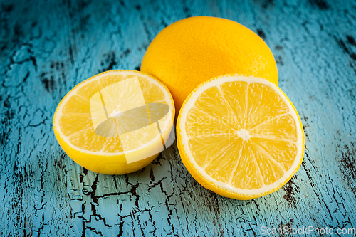 Image of Lemon and cut half slices