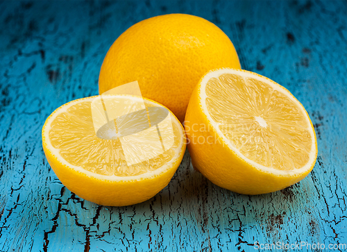 Image of Lemon and cut half slices