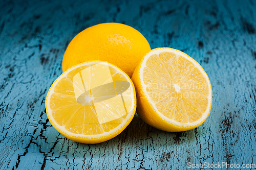 Image of Lemon and cut half slices