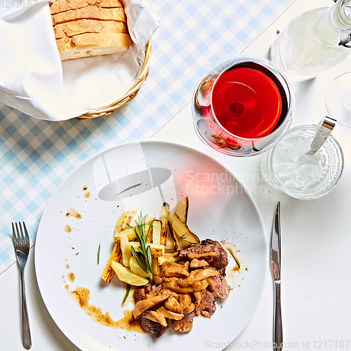 Image of The potatoes fried with mushrooms and beef.