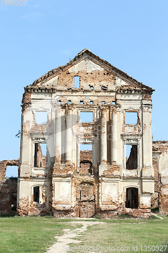 Image of the ruins of an ancient castle