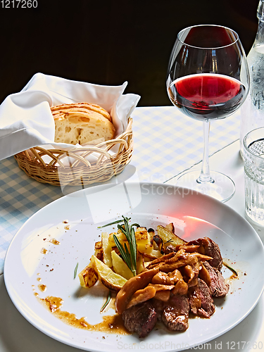 Image of The potatoes fried with mushrooms and beef.