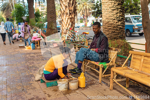 Image of shoe cleaner on the street of Bahir Dar, Ethiopia