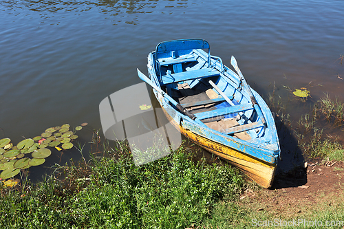 Image of Boat in lake